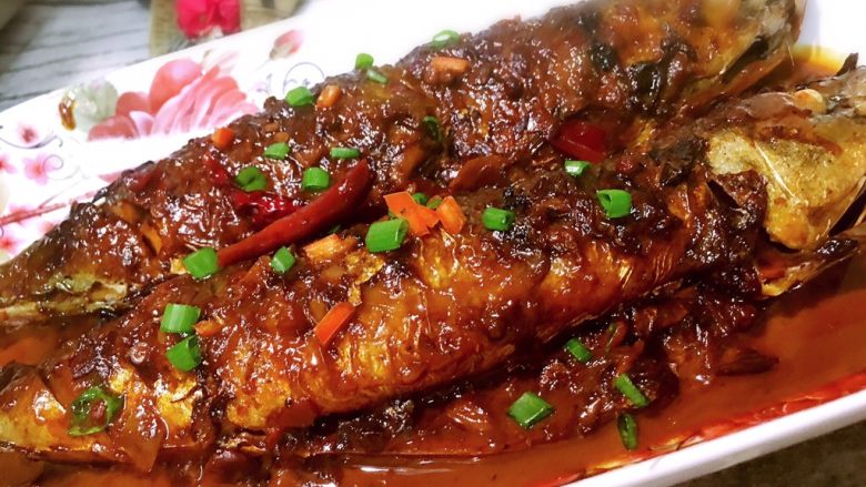黑酱油+红烧胖秋刀,红烧系列大概都是这个流程,这个下料呢,平民做法,大众口味,你值得拥有。