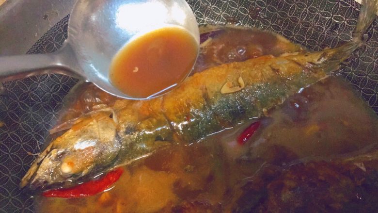 黑酱油+红烧胖秋刀,然后我们尝尝汤的味道,不够哪里,及时调整。觉得可以之后,把火调制中小火,熬制25分钟以上,这个鱼比较爱熟,所以不用像红烧肉一个半小时那么久。不用翻动它,以免断掉,但是为了上面这面也受热入味,用勺子偶尔浇汁一下。