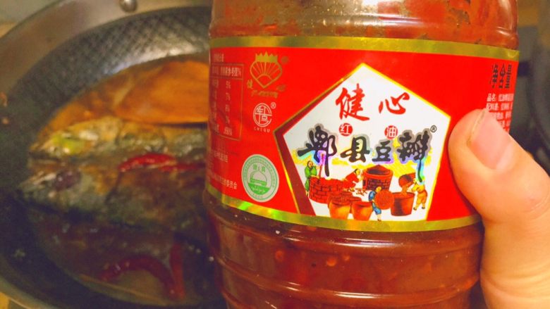 黑酱油+红烧胖秋刀,我红烧菜都爱下它。郫县豆瓣,我自己感觉特别提味。