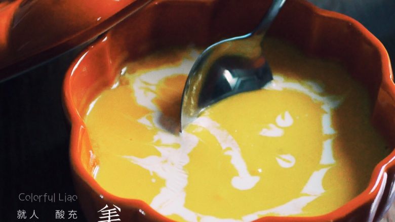 南瓜奶油浓汤(咸),煮开了就可以盛起来啦
可以撒一点点奶油拉个花啥的
我有两碗,另外一碗拉的好看些,哈哈