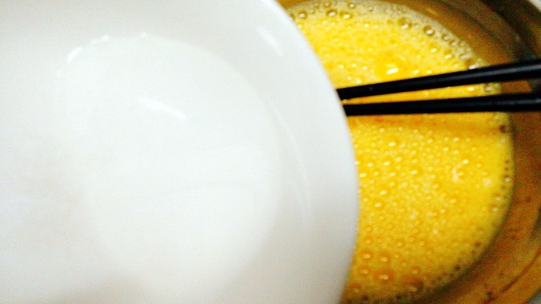 虾仁胡萝卜秋葵鸡蛋羹,边倒边打,加入适量<a style='color:red;display:inline-block;' href='/shicai/ 71370'>虾皮粉</a>。
