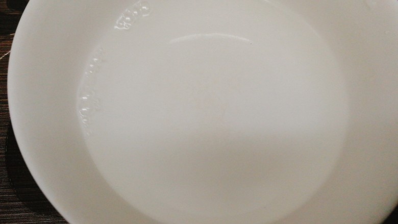 虾仁胡萝卜秋葵鸡蛋羹,准备适量清水,