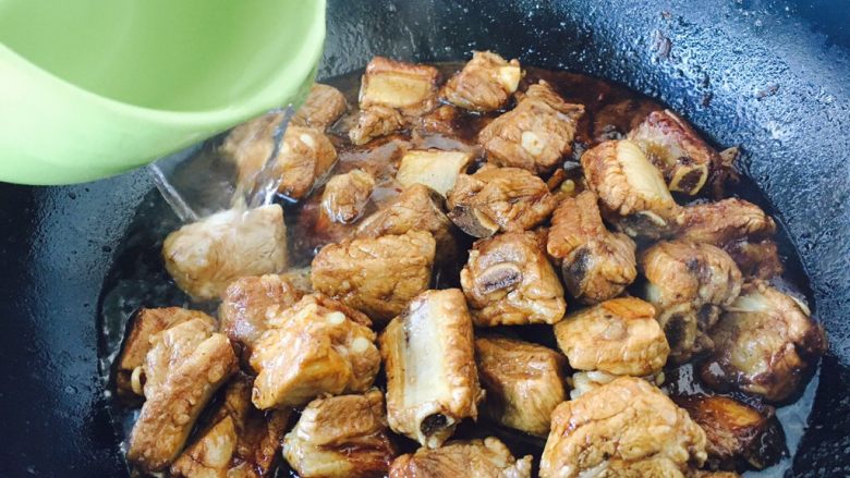 #请来一勺黑酱油# 糖醋小排骨(懒人版),放入适量的水,水与食材齐平。