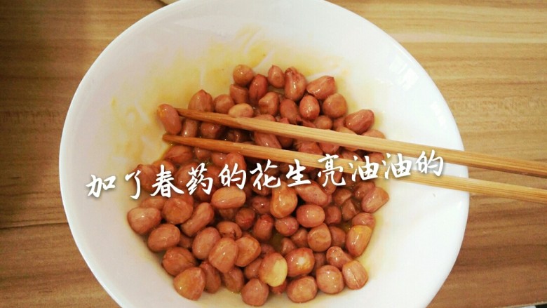 宫保鸡丁,把腌制鸡肉用剩的蛋黄放入花生中,加入盐,五香粉,再加入淀粉,搅拌均匀,锅内预热,加入冷油,油温六成热加入花生米,小火炸至金黄色,捞出,放凉,备用。