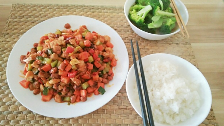 宫保鸡丁,好了,色香味俱全的宫保鸡丁就这样简单的制作成功咯。配上一小碗米饭,加上蔬菜汤,味道简直不要太棒,人生享受啊。快点动手试试吧~