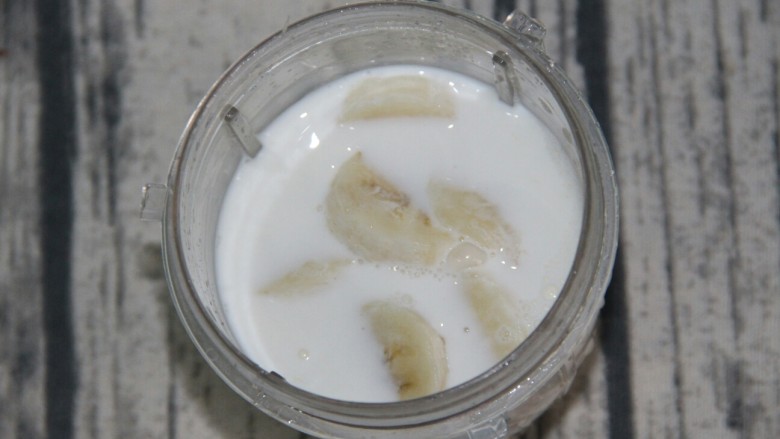 香蕉奶昔奶油杯,再倒入牛奶,这里用了大约150ml