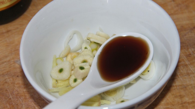 糖醋煎蛋,调<a style='color:red;display:inline-block;' href='/shicai/ 10588'>糖</a>醋汁,先放一勺醋