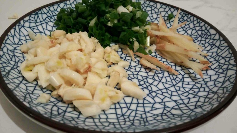 黑酱油#香辣螺蛳#,生姜,蒜,葱切好备用