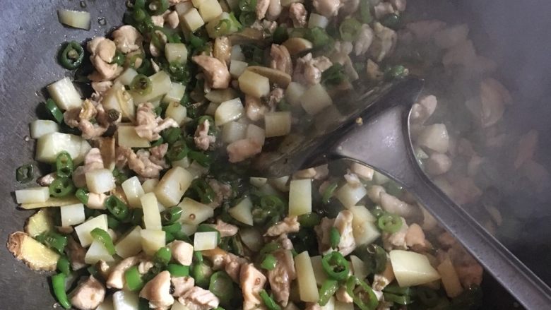 麻辣鸡丁,倒入剩下得青椒,土豆丁,鸡丁一起翻炒。加盐调味。
