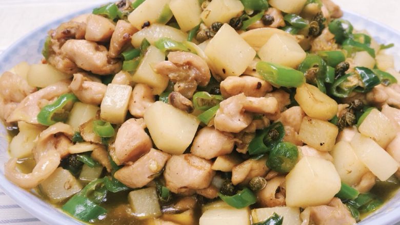 麻辣鸡丁,炒至鸡肉变色就可以装盘啦
