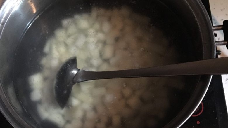 麻辣鸡丁,土豆冷水下锅,加盐稍微焯一下防止不容易炒熟