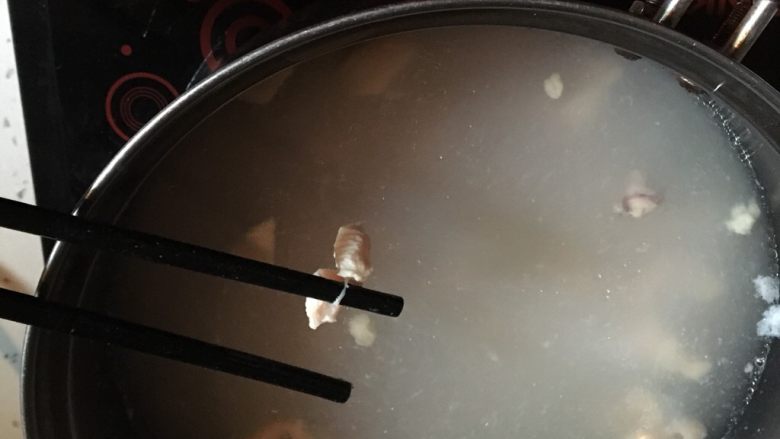 麻辣鸡丁,另起一锅把鸡腿肉焯一下去腥去血末