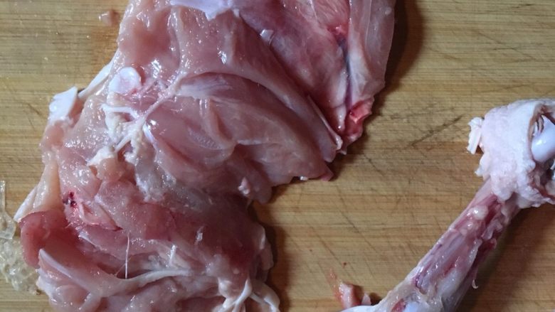 麻辣鸡丁,剃下来以后切成肉丁