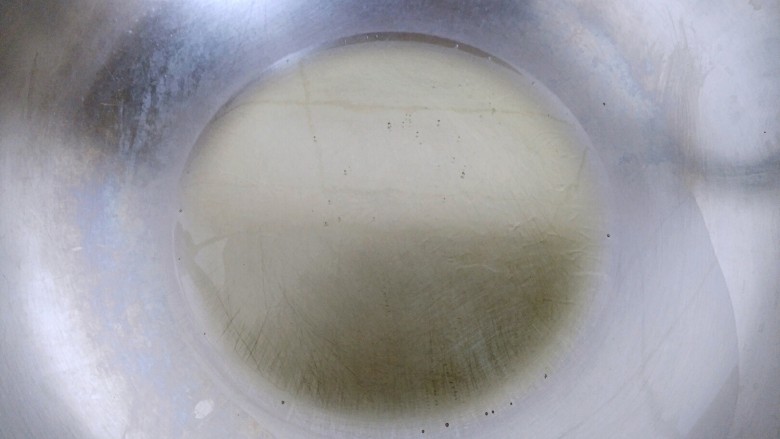 香辣茼蒿,炒锅烧热放入适量食用油。