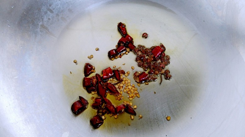 香辣茼蒿,待油七分热时放入辣椒<a style='color:red;display:inline-block;' href='/shicai/ 700'>花椒</a>爆香。