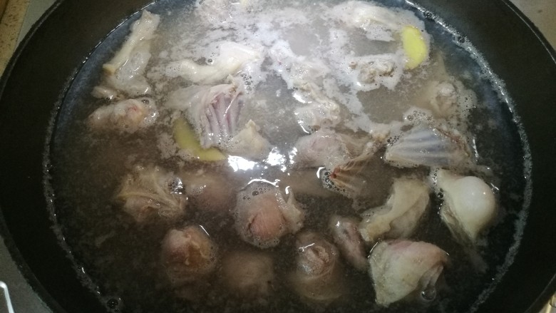 红烧小羊肉,烧开，去除白沫。