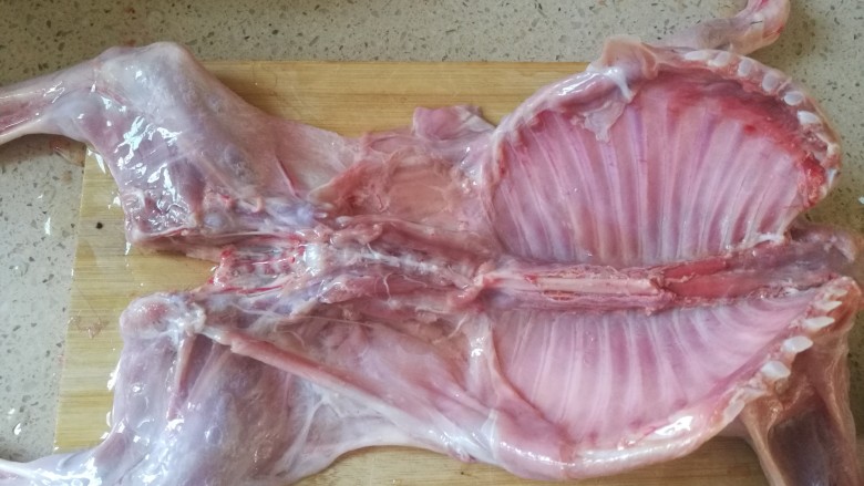 红烧小羊肉,清洗,去除内脏。