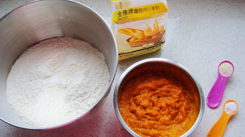 南瓜香肠麦穗面包,南瓜提前入蒸锅隔水蒸熟,去皮搅拌成泥,其他配料称好备用。