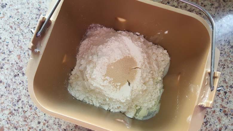 方形优格白吐司,1.将面包用料除<a style='color:red;display:inline-block;' href='/shicai/ 887'>黄油</a>外,所有材料放入面包机桶内。