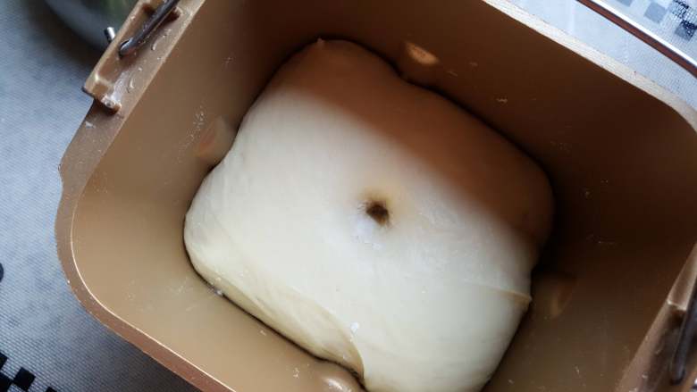 方形优格白吐司,4.发酵至原体积的两倍大时,中间用手指蘸面戳洞,不回缩不塌陷,即为发酵好了。