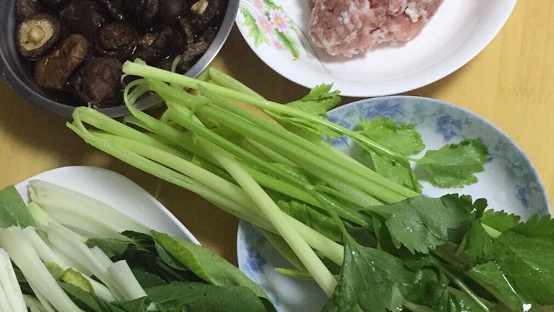 白菜饺子（芹菜香菇饺）,备好材料