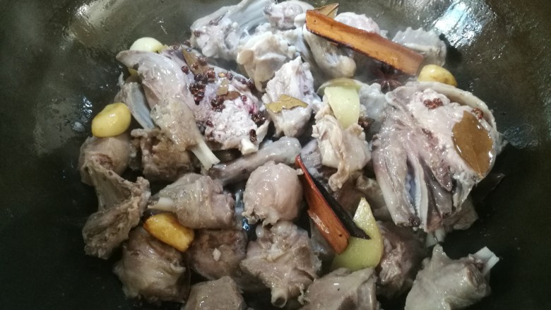 红烧小羊肉,倒入小羊肉,翻炒几下。