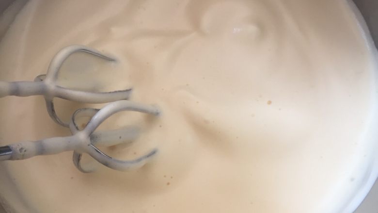 电饭锅蔓越莓蛋糕,加入面粉后轻轻搅拌至面粉全部融化,此时打发过的鸡蛋跟面粉成面糊状(此步骤忘记拍照)