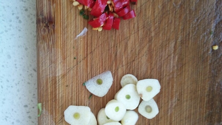 耗油蒜蓉茼蒿,小红椒,大蒜,切碎备用。