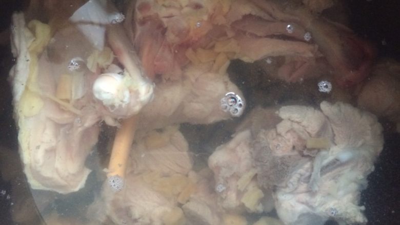 虾汤海鲜米粉,骨头汆烫后下冷水下锅,大火烧开后转小火熬制1个小时。