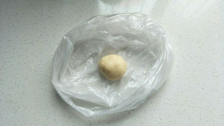 达摩法师挤挤小面包,取出16克面团放入冰箱冷藏(否则会过度发酵)