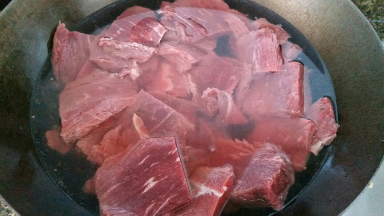 手撕牛肉干,锅里放水和牛肉,除血水