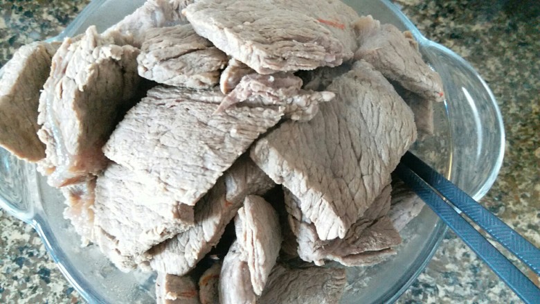 手撕牛肉干,煮了20分钟后关火,把肉夹出来