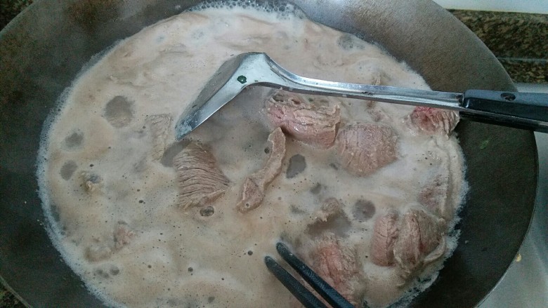 手撕牛肉干,煮开后再煮三到五分钟,捞起来冲洗干净