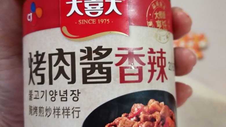 肉沫茄子(烤箱版),我用的是这种酱,甜辣,不喜欢这种口味的可以用自己喜欢的酱料代替