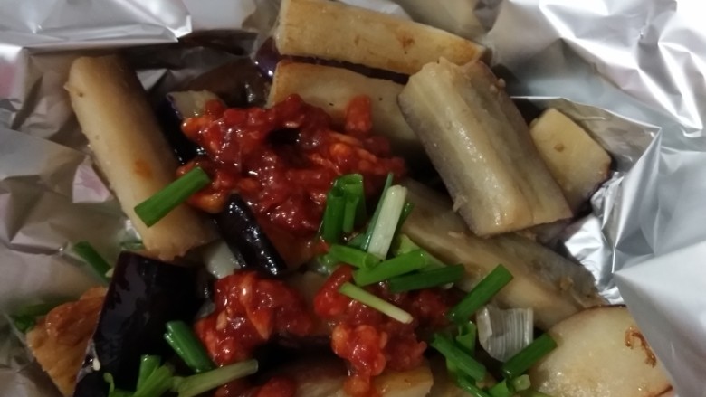 肉沫茄子(烤箱版),盘子铺上锡纸,把茄子盛出来,放上肉沫,撒点葱花,要是茄子一次包不下,就分两包