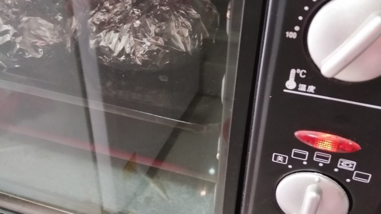 肉沫茄子(烤箱版),放入预热好的烤箱,200℃,20分钟