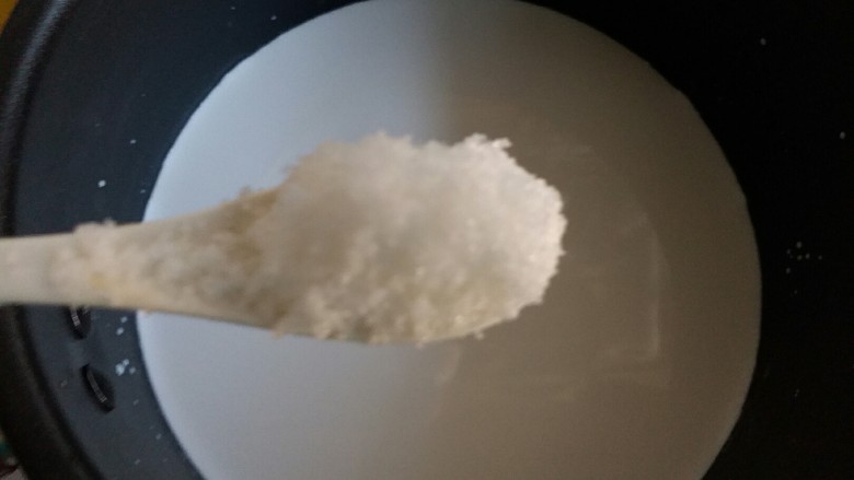 芒果椰汁西米露,倒入细砂糖,根据自己喜爱的甜度适当放入