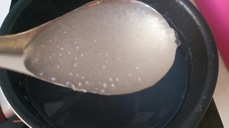 芒果椰汁西米露,焖至好的西米粒已经很饱满了,呈透明状