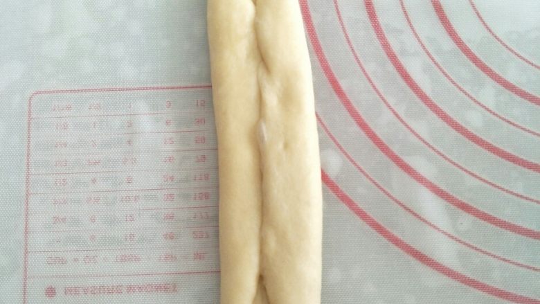蜂蜜脆底小面包,将面团的左右两边向中间位置对折起来,中间不要留缝隙