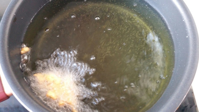 胡萝卜香菜素丸子,锅里倒入2/3的食用油烧热后取一小块试一试油温,见马上漂浮在上面就说明可以炸丸子了