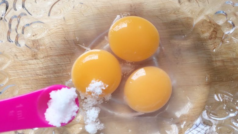 香煎土豆丝饼,将鸭蛋打入大碗中,加入适量盐。(没有鸭蛋,用鸡蛋也一样的)