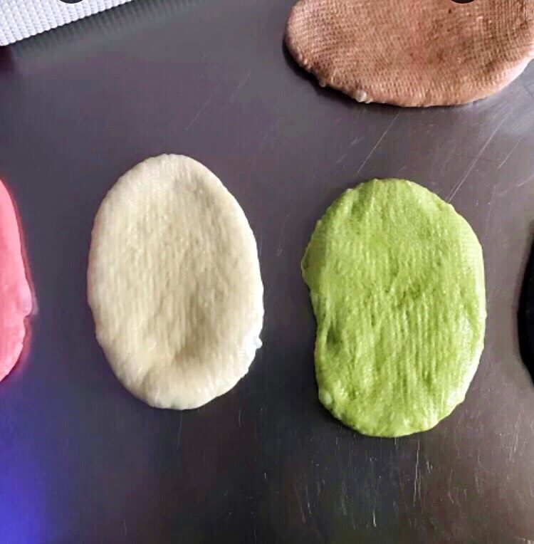 彩虹吐司,分别擀开成椭圆形,大小差不多就行