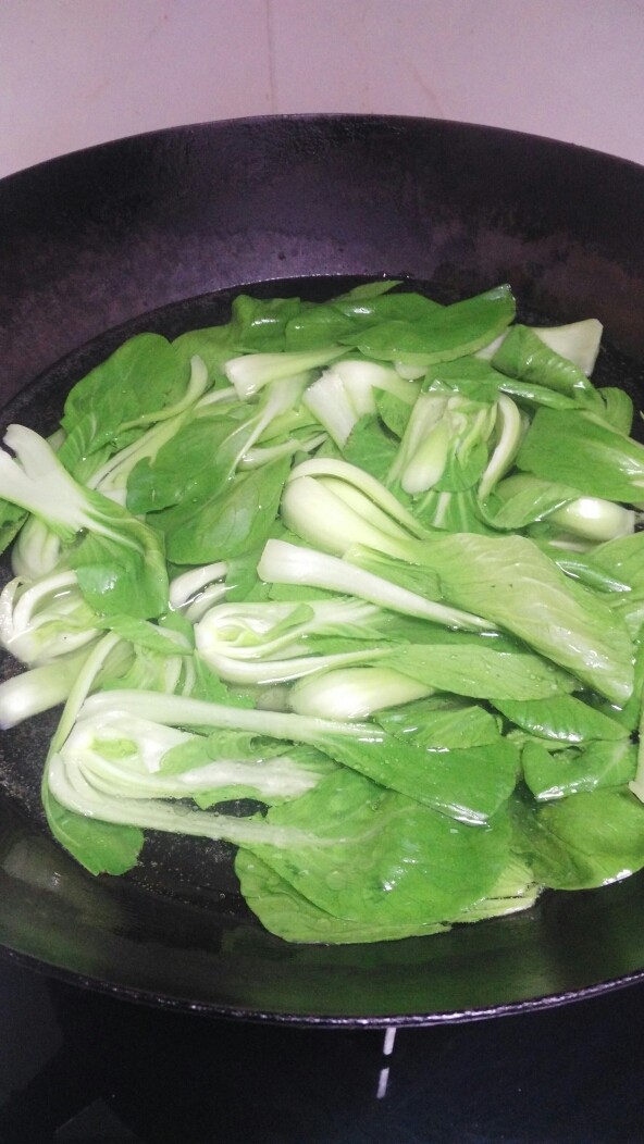 菜谱#龙利魚鱼片汤#(创建于6/11~2017),小油菜洗净后改刀,切二半,并焯水3分钟。