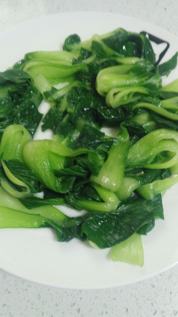 菜谱#龙利魚鱼片汤#(创建于6/11~2017),经焯水的油菜捞出,放凉备用。