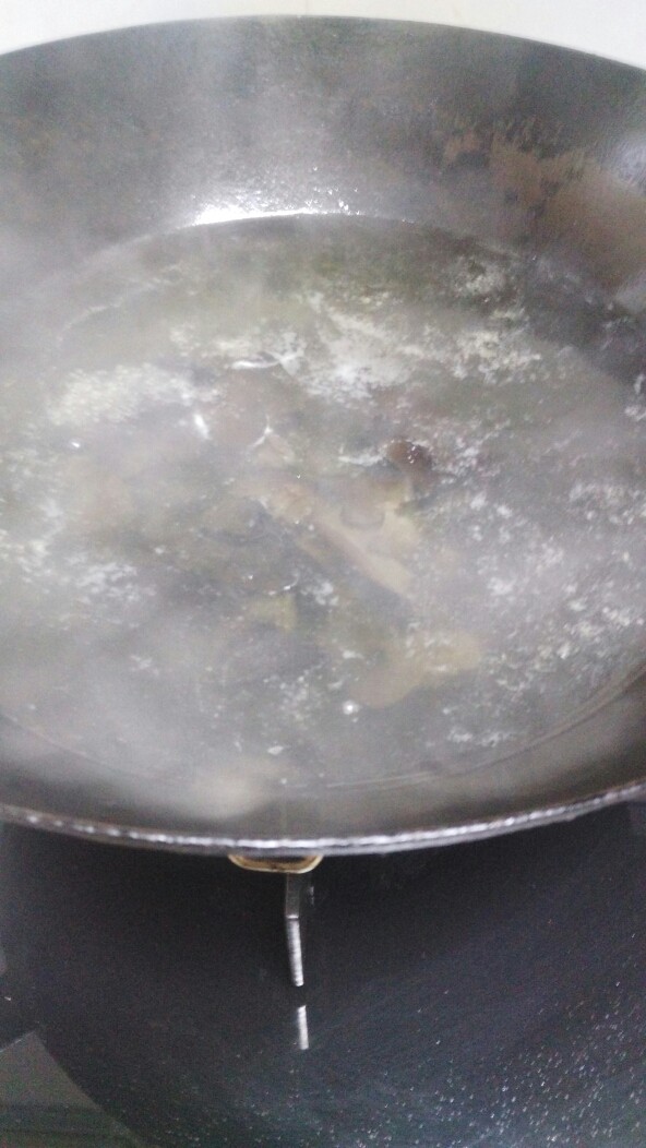 菜谱#龙利魚鱼片汤#(创建于6/11~2017),经泡发的黑木耳洗净去蒂,并焯水…。