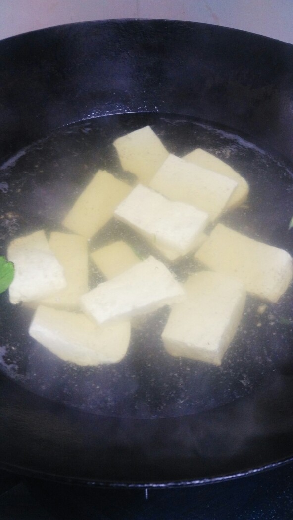 菜谱#龙利魚鱼片汤#(创建于6/11~2017),豆腐洗过切成薄片,并焯水…。