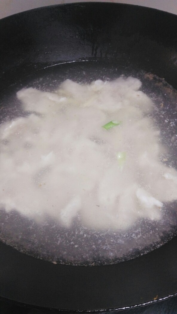 菜谱#龙利魚鱼片汤#(创建于6/11~2017),放入鱼片,待开锅后捞起,放入凉水中凉晾。
