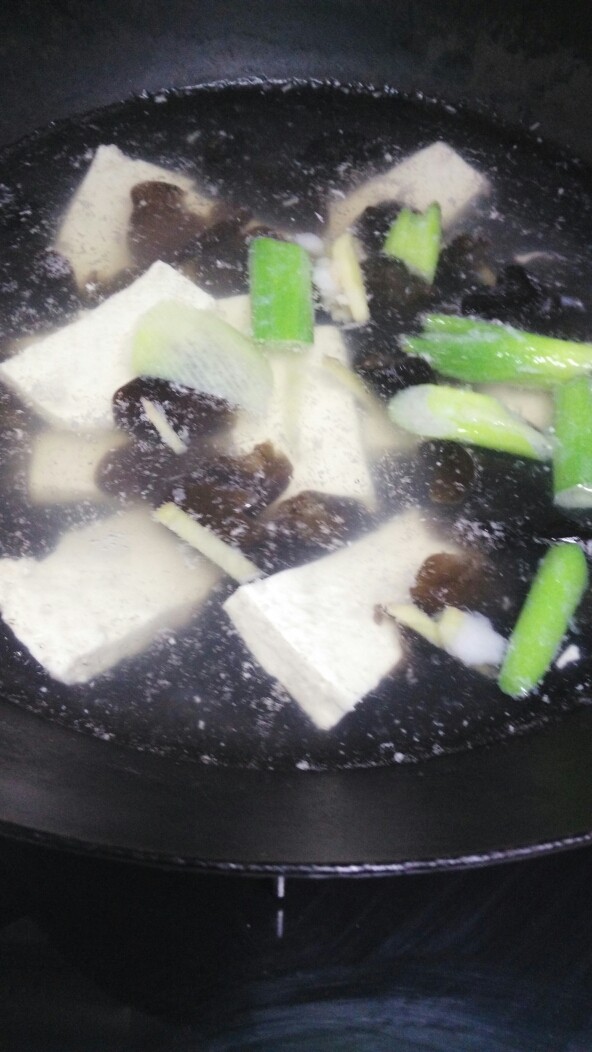 菜谱#龙利魚鱼片汤#(创建于6/11~2017),起锅注水,待烧开后,倒入黑木耳和豆腐,烧3分钟。