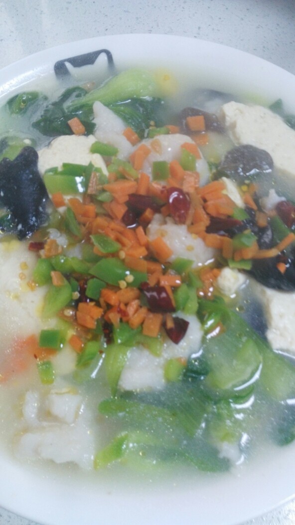 菜谱#龙利魚鱼片汤#(创建于6/11~2017),经烧煮的龙利鱼汤,倒入汤豌,再把煸炒的胡萝卜粒、青椒粒、辣椒米泼在鱼身上,即成,Ok。