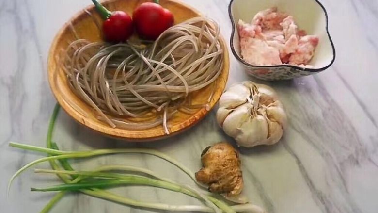 肉末粉条,提前将原材料准备好，红薯粉条洗净后用清水浸泡2-3个小时，老姜、大蒜切碎；葱切成花；辣椒切碎待用